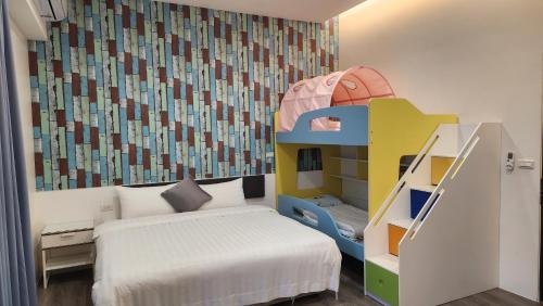 Dormitorio infantil con cama y pared con mural en WanTon B&B, en Dongshan