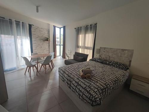 une chambre avec un lit avec un ours en peluche dessus dans l'établissement Estudio Urbano Parking free, à Malaga