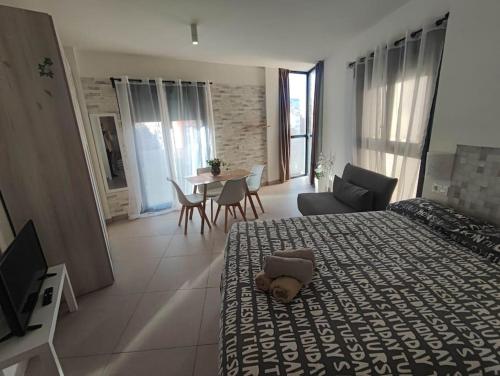 une chambre avec deux lits et une table et des chaises dans l'établissement Estudio Urbano Parking free, à Malaga