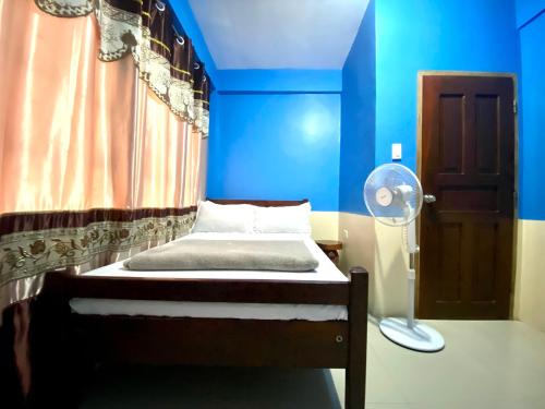 Cama o camas de una habitación en Backpackers hostel and transient house