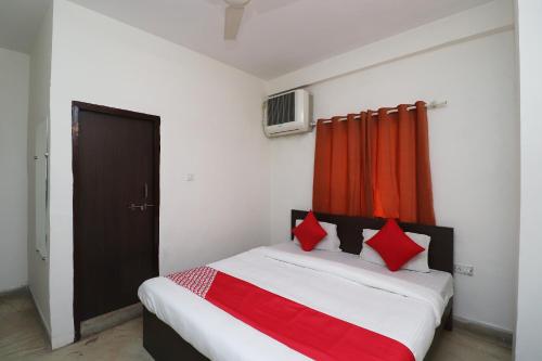 Ein Bett oder Betten in einem Zimmer der Unterkunft Collection O Hotel Gwalior Pride