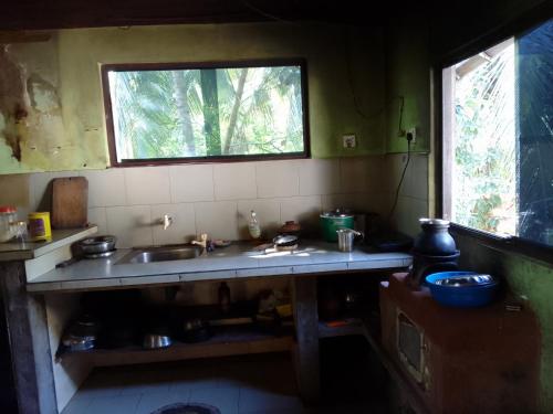 Кухня или кухненски бокс в Mithila City Home Stay