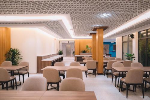 een wachtkamer met tafels en stoelen in een gebouw bij Canary Dalat Hotel in Da Lat