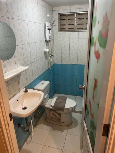 a small bathroom with a toilet and a sink at Bansuan Sangtawan Resort in Uttaradit