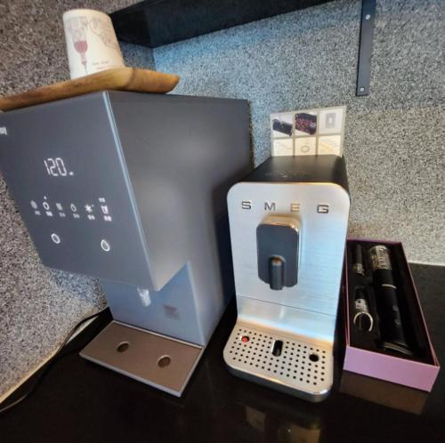 una caja de un dispositivo electrónico sentada sobre una mesa en Hi Gimnyeonga, en Jeju