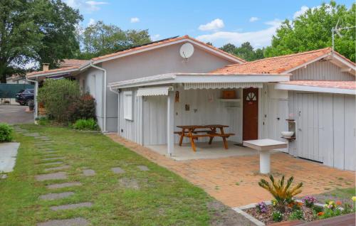 une maison avec une table de pique-nique devant elle dans l'établissement Stunning Home In Mios, à Mios