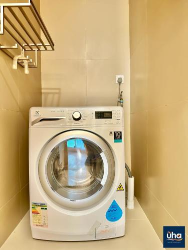 a washing machine is sitting in a room at PineTree Puteri Harbour by RR JBcity in Nusajaya
