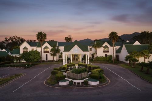 une représentation de l'avant d'un hôtel dans l'établissement Protea Hotel by Marriott George King George, à George