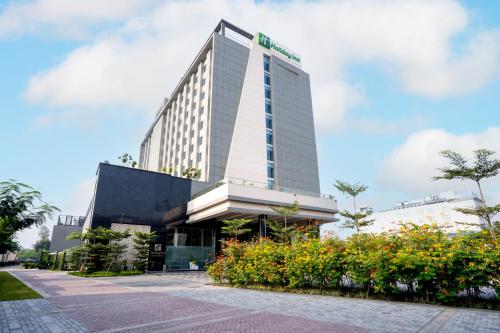 Holiday Inn Lucknow Airport, an IHG Hotel في لاكناو: تسليم مقر فندق