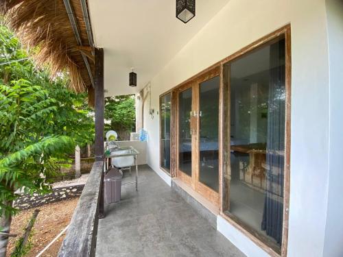 un balcón de una casa con fregadero en Pier26 Bali Homestay en Nusa Dua