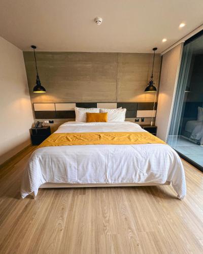 a bedroom with a large bed with orange sheets at Balmoral Plaza Hotel in Pereira