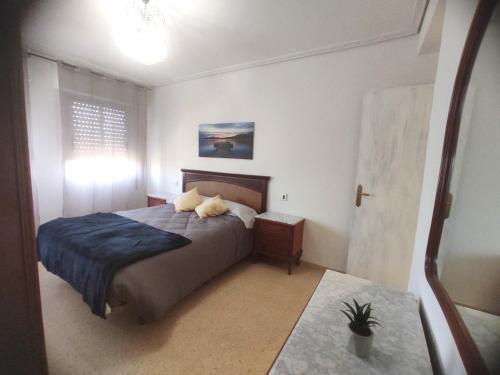- une chambre avec un lit et une couverture bleue dans l'établissement Apartamento Sants de la Piedra, à Sagonte