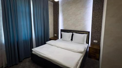 Een bed of bedden in een kamer bij Ibn Sino Hotel
