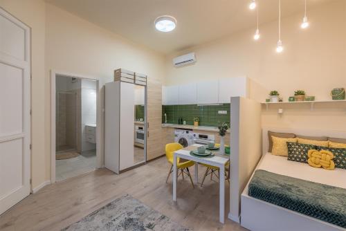 una camera con letto e tavolo e una cucina di 157m2 Luxury Giant Apartment Complex with 4 Free Garages a Budapest