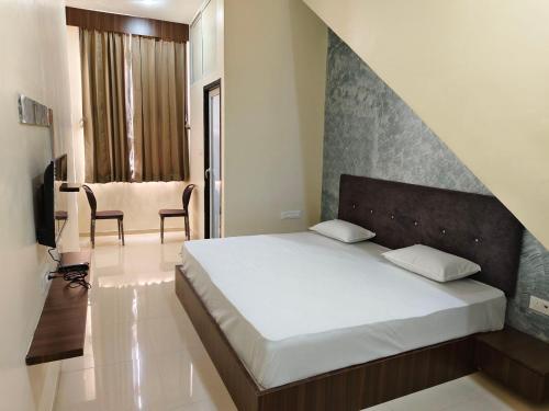 Postel nebo postele na pokoji v ubytování Jawai Rock Hotel