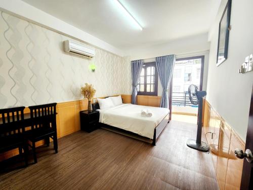 una camera con letto bianco e balcone di StarLight Nha Trang a Nha Trang