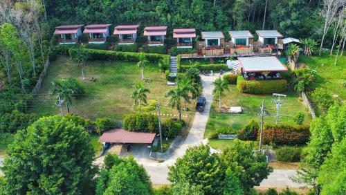eine Luftansicht eines Hauses in einem Park in der Unterkunft Resting Place Ko Yao Yai in Ko Yao Yai
