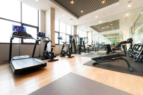 um ginásio com várias passadeiras e máquinas de cardio em ON City Hotel em Cheonan