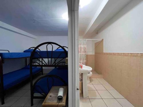 Cette chambre comprend 2 lits superposés et des toilettes. dans l'établissement Bella Luna Ocean View & Mountain, à El Zonte