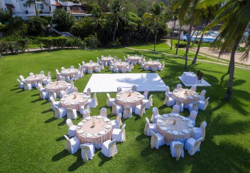 an overhead view of a group of tables and chairs at Camino Real Zaashila Huatulco in Santa Cruz Huatulco