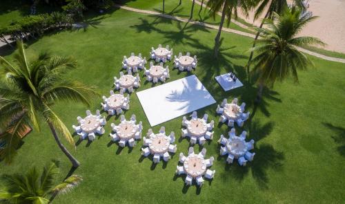 an overhead view of a lawn with palm trees at Camino Real Zaashila Huatulco in Santa Cruz Huatulco