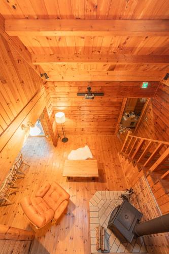 an overhead view of a living room in a log cabin at 森のや in Shimo-sagano