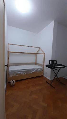 Een bed of bedden in een kamer bij Imóvel espaçoso na Glória