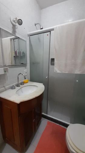 Phòng tắm tại Imóvel espaçoso na Glória