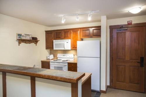 Kjøkken eller kjøkkenkrok på 3304 - One Bedroom Den Standard Powderhorn Lodge condo