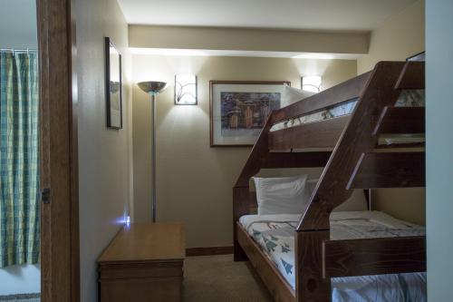 En eller flere køyesenger på et rom på 3505 - One Bedroom Den Standard Powderhorn Lodge condo