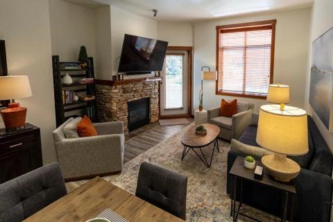 A seating area at 3106- One Bedroom Den Deluxe Powderhorn Lodge Hotel Room