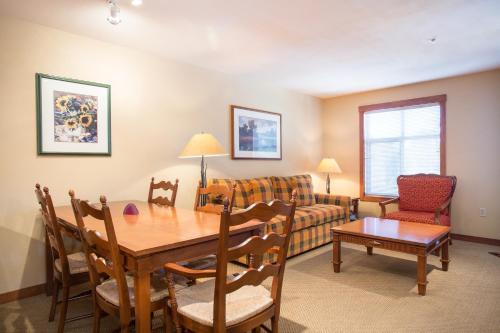 sala de estar con mesa y sofá en 3313 - One Bedroom Den Standard Powderhorn Lodge condo en Solitude
