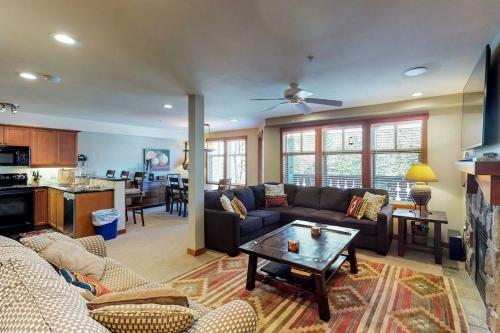 A seating area at 2307- Two Bedroom Den Deluxe Eagle Springs East Hotel Room