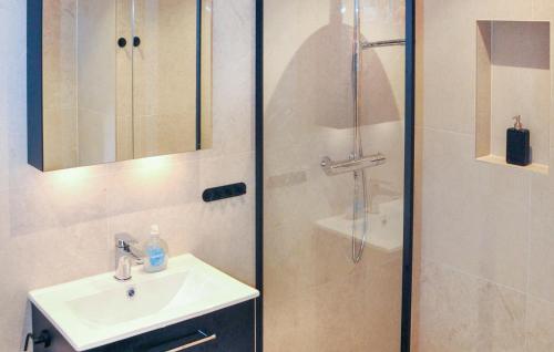 La salle de bains est pourvue d'un lavabo et d'une douche. dans l'établissement Gorgeous Home In Sysslebck With Wifi, à Sysslebäck