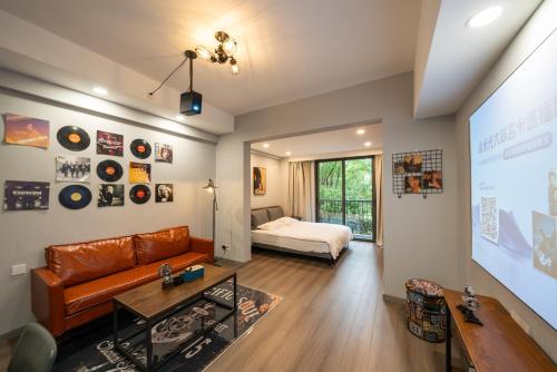 un soggiorno con divano e letto di Cloud Expo Apartment a Shanghai