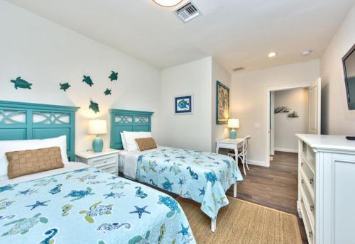 ネープルズにあるSardinia Vacation Rentalのベッドルーム1室(ベッド2台付)、キッチンが備わります。