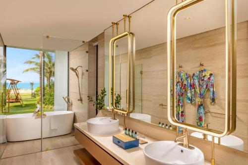 Koupelna v ubytování Wyndham Hoi An Royal Beachfront Resort & Villas