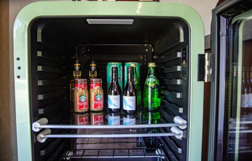 einen Kühlschrank mit vielen Flaschen Alkohol in der Unterkunft Fanzhu Hotel in Xingyi