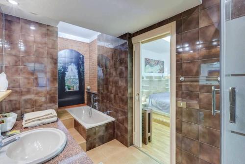 a bathroom with a sink and a tub and a shower at Guest House Il Limone Nascosto in Rome