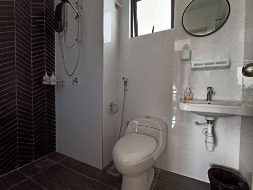 怡保的住宿－The Horizon Ipoh 3BR L16 by Grab A Stay，带淋浴、卫生间和盥洗盆的浴室