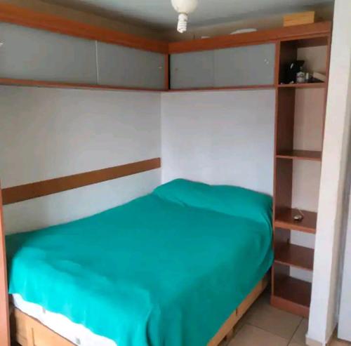 1 dormitorio con 1 cama verde en una habitación en Casa sola dos niveles, en Chalco de Díaz Covarrubias