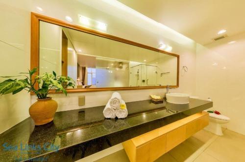 een badkamer met een wastafel en een grote spiegel bij Ocean Vista - Sea Links Beach Hotel - by Bay Luxury in Ấp Phú Tịnh (2)