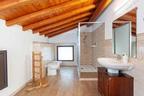 リポストにあるAgriturismo dell'Etnaのバスルーム(洗面台、トイレ付)