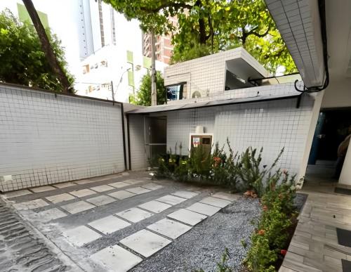 a house in the city with a courtyard at FLAT Boa Viagem - 50m da Praia - Garagem GRÁTIS - 24H CHECK IN - in Recife