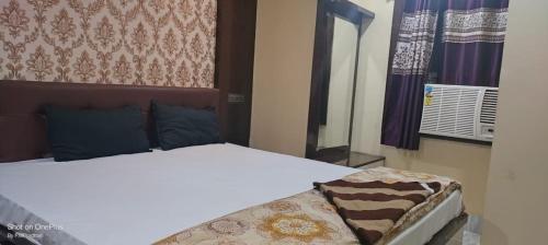 Cama ou camas em um quarto em Hotel Atithi