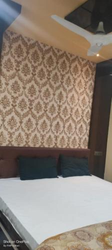 Un pat sau paturi într-o cameră la Hotel Atithi