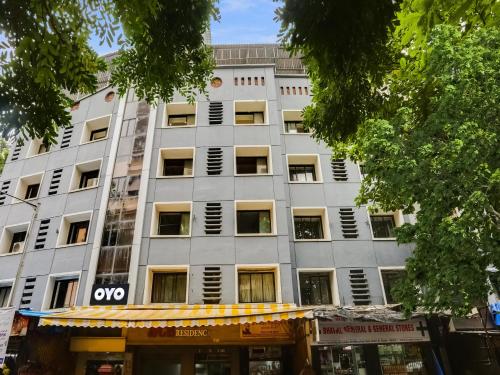 un gran edificio blanco con una tienda delante en Townhouse Marol Near Mumbai International Airport, en Bombay