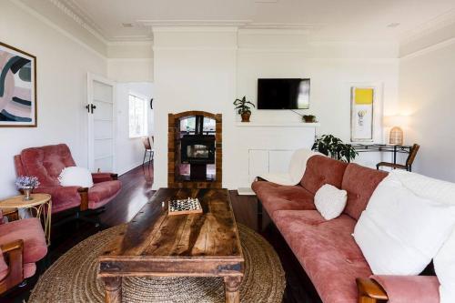sala de estar con sofá y mesa de centro en The Happy Home – a classic Margs Experience en Margaret River Town