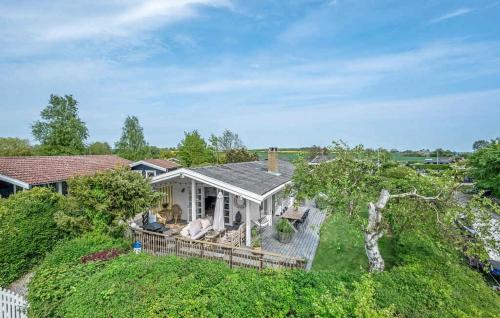 una vista aérea de una casa con porche en Bright And Cozy Summer Cottage On A Secluded Plot, en Kerteminde