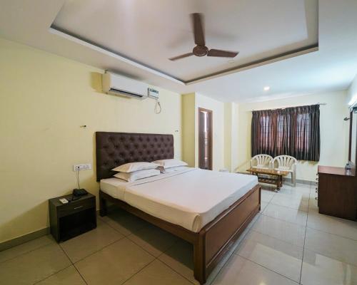Tempat tidur dalam kamar di Hotel Prakash Residency with EV Station